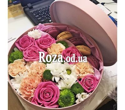 Квіти і Macarons в круглій коробці 2