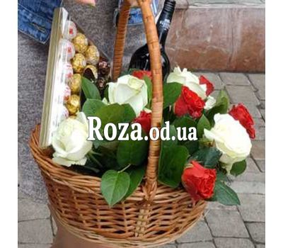 Кошик з квітами і цукерками - 4