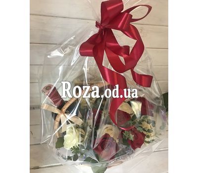 Кошик з квітами і цукерками 6
