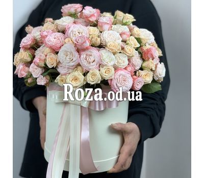 Кущові троянди в коробці 1