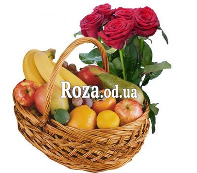 Корзина фруктов и 5 роз