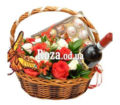 Кошик з квітами і цукерками