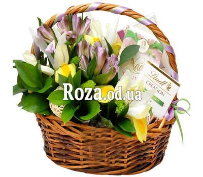 Кошик з квітами і цукерками