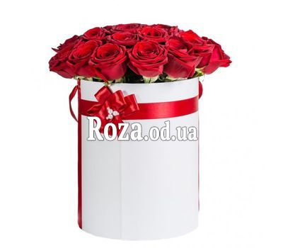 Красные розы в коробке