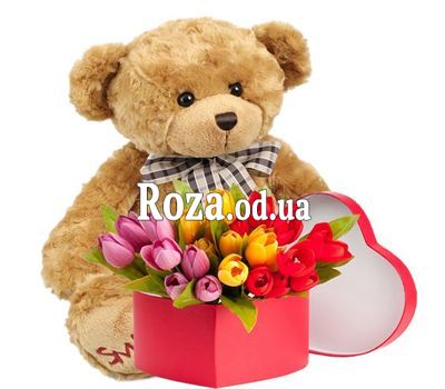 Тюльпаны в коробке и мишка