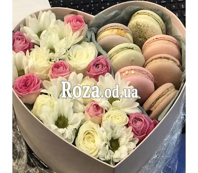 Flowers and Macarons in a box 1