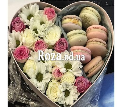 Flowers and Macarons in a box 2