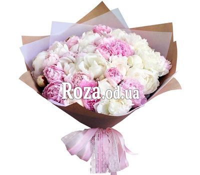 25 белых и розовых пионов