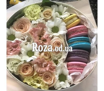 Квіти і Macarons в круглій коробці 3