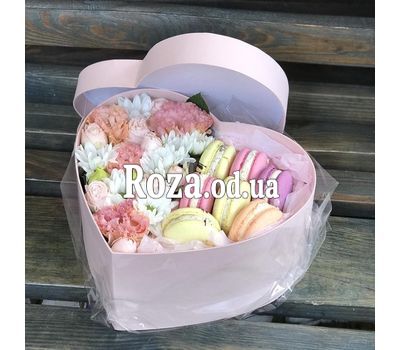 Flowers and Macarons in a box 3