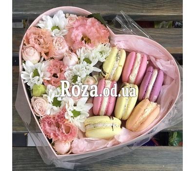 Flowers and Macarons in a box 4